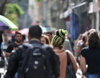 Imagem pessoas de costas andando pela rua