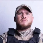 Imagem homem fardado com colete