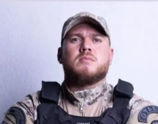 Imagem homem fardado com colete