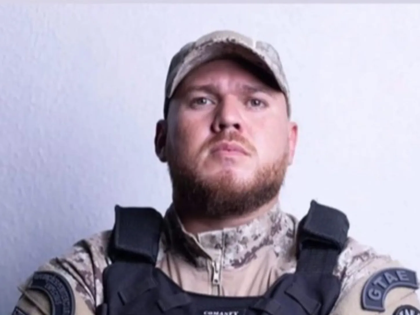 Imagem homem fardado com colete