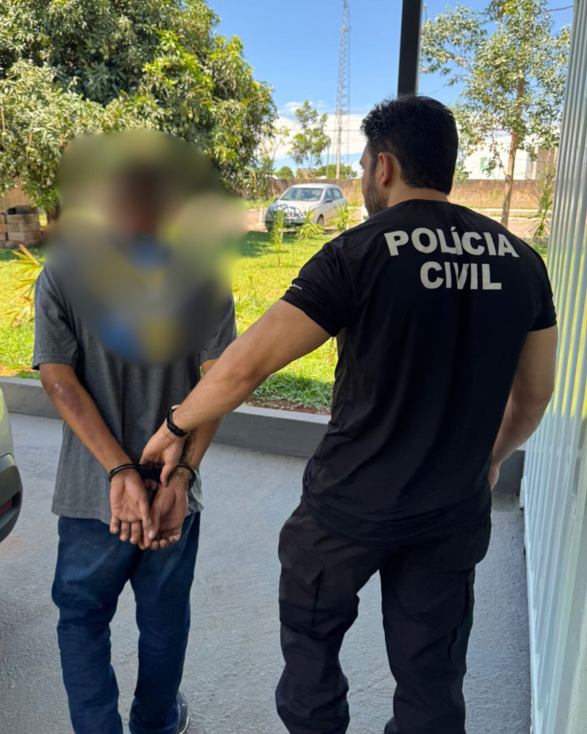 Imagem desfocada homem sendo levado por policial