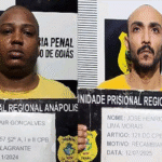 Imagens detentos segurando placa de identificação