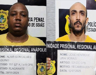 Imagens detentos segurando placa de identificação