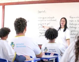 Imagem Professora e alunos em Sala de Aula
