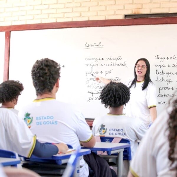 Imagem Professora e alunos em Sala de Aula
