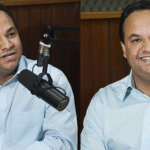 Imagem dividida homem sorridente de camisa azul em frente ao microfone