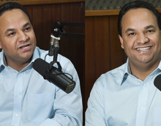 Imagem dividida homem sorridente de camisa azul em frente ao microfone