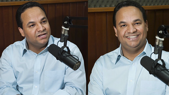 Imagem dividida homem sorridente de camisa azul em frente ao microfone