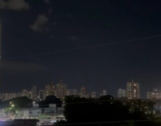 Imagem cidade a noite luzes ao fundo