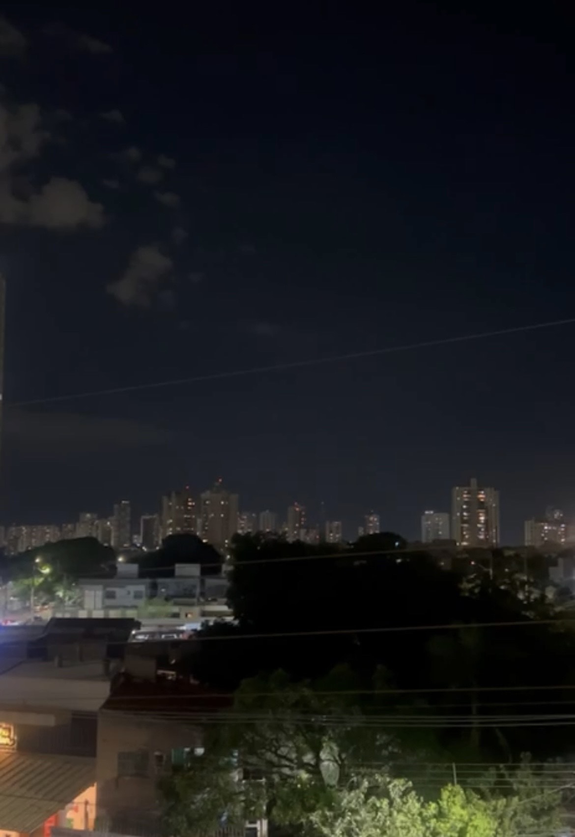 Imagem cidade a noite luzes ao fundo