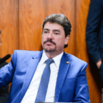 Imagem homem de bigode terno e gravata azul