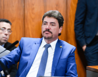 Imagem homem de bigode terno e gravata azul