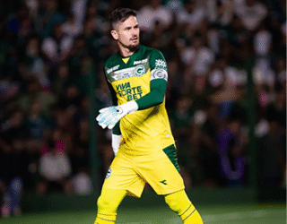 Imagem hohem com uniforme de goleiro nas cores verde e amarelo