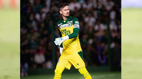 Imagem hohem com uniforme de goleiro nas cores verde e amarelo
