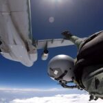 Imagem paraquedistas saltando