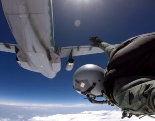 Imagem paraquedistas saltando