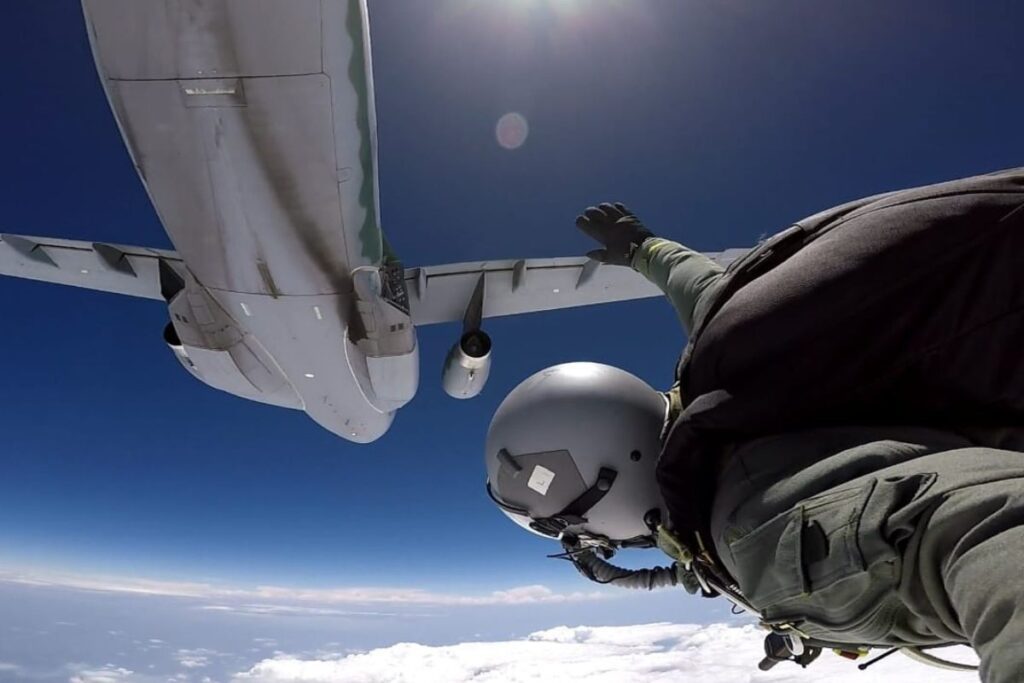 Imagem paraquedistas saltando