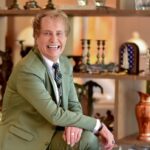 Imagem homem de terno sorrindo