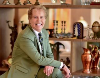 Imagem homem de terno sorrindo