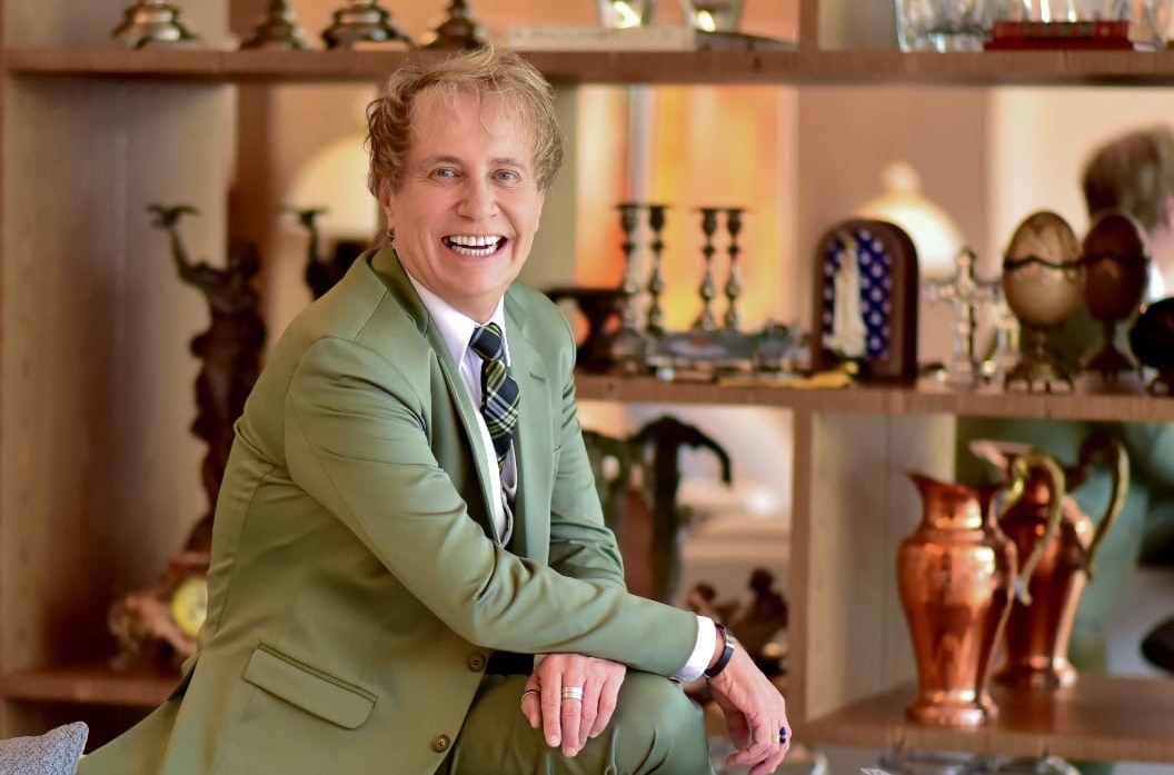 Imagem homem de terno sorrindo