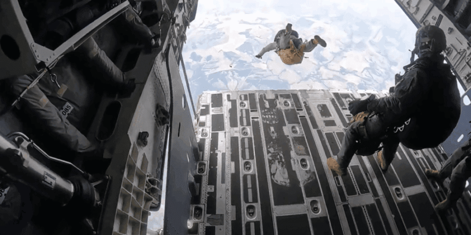 Imagem paraquedistas saltando de avião