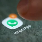 Imagem dedo em direção ao aplicativo WhatsApp