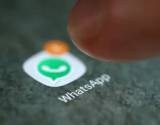 Imagem dedo em direção ao aplicativo WhatsApp