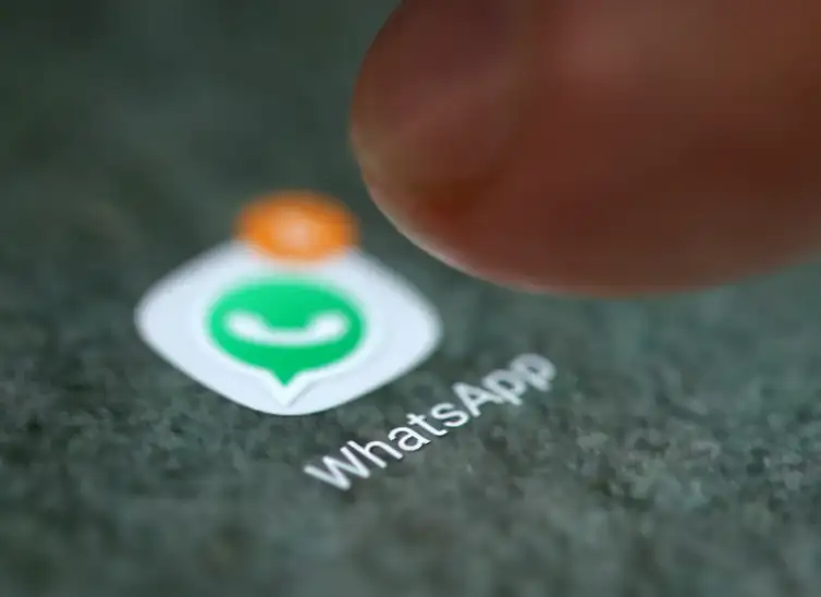 Imagem dedo em direção ao aplicativo WhatsApp