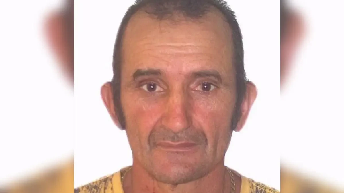 Imagem homem camisa amarela não está sorrindo