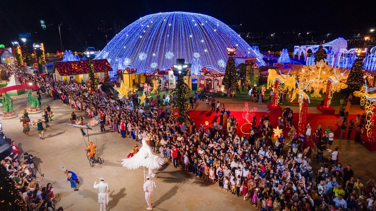Imagem luzes coloridas e decoração de Natal