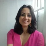 Imagem mulher sorridente de camisa cor de rosa