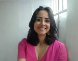 Imagem mulher sorridente de camisa cor de rosa