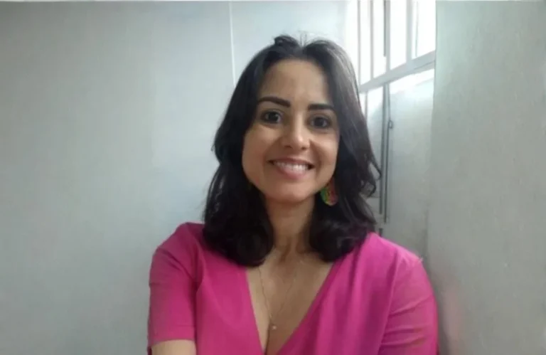 Imagem mulher sorridente de camisa cor de rosa