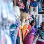 Imagens manequins e roupas em frente uma loja