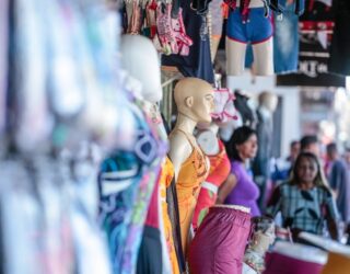 Imagens manequins e roupas em frente uma loja