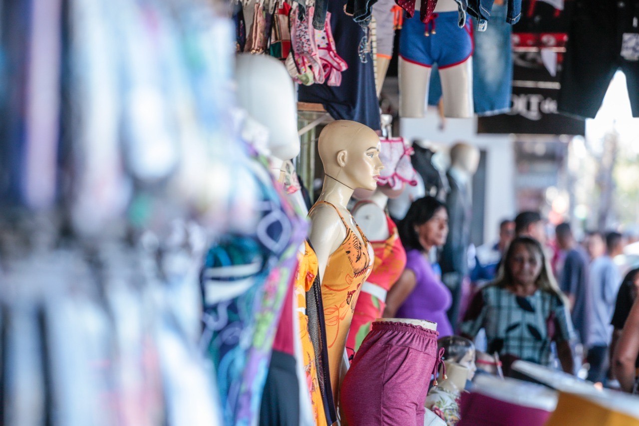 Imagens manequins e roupas em frente uma loja