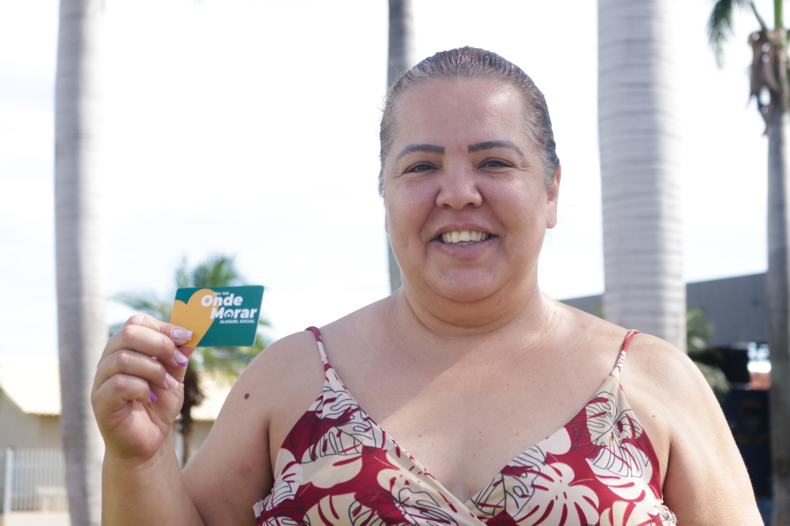Imagem mulher sorrindo segurando cartão