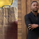 Imagem bilhete escrito em papelão ao lado homem e camisa preta de braços cruzados