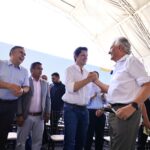 Imagem dois homens se cumprimentando