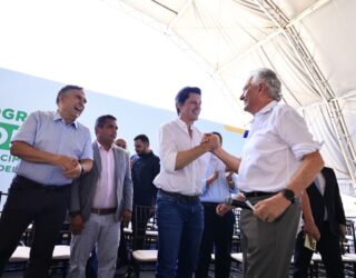 Imagem dois homens se cumprimentando