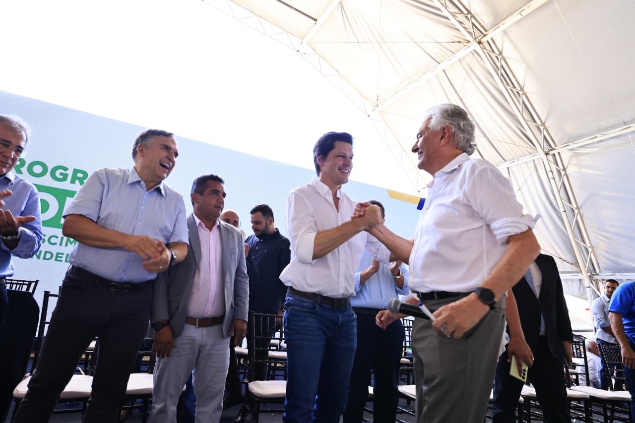 Imagem dois homens se cumprimentando