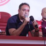 Imagem homem segurando microfone