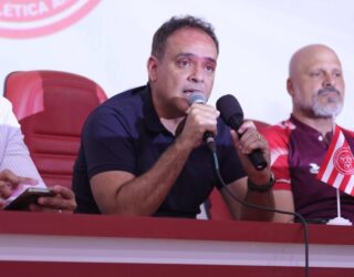 Imagem homem segurando microfone