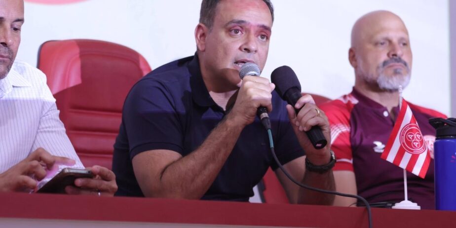 Imagem homem segurando microfone