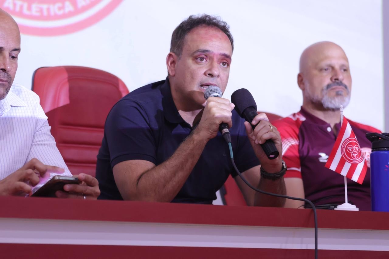 Imagem homem segurando microfone