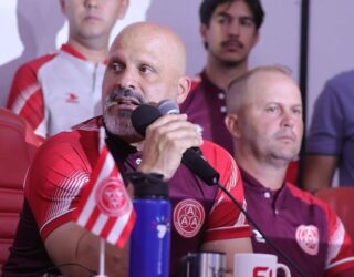 Imagem homem careca segurando microfone