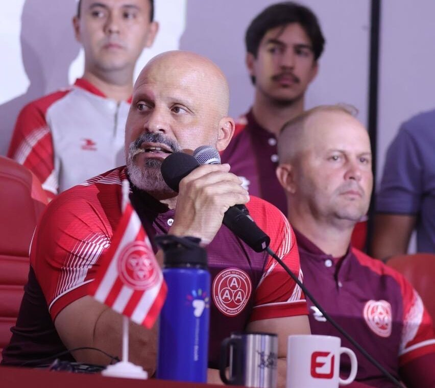 Imagem homem careca segurando microfone