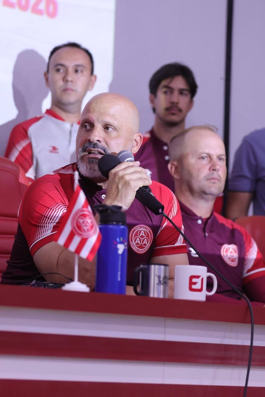 Imagem homem careca segurando microfone