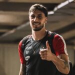 Imagem homem sorrindo dando um joia