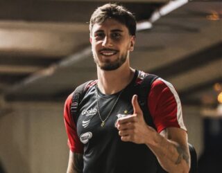 Imagem homem sorrindo dando um joia